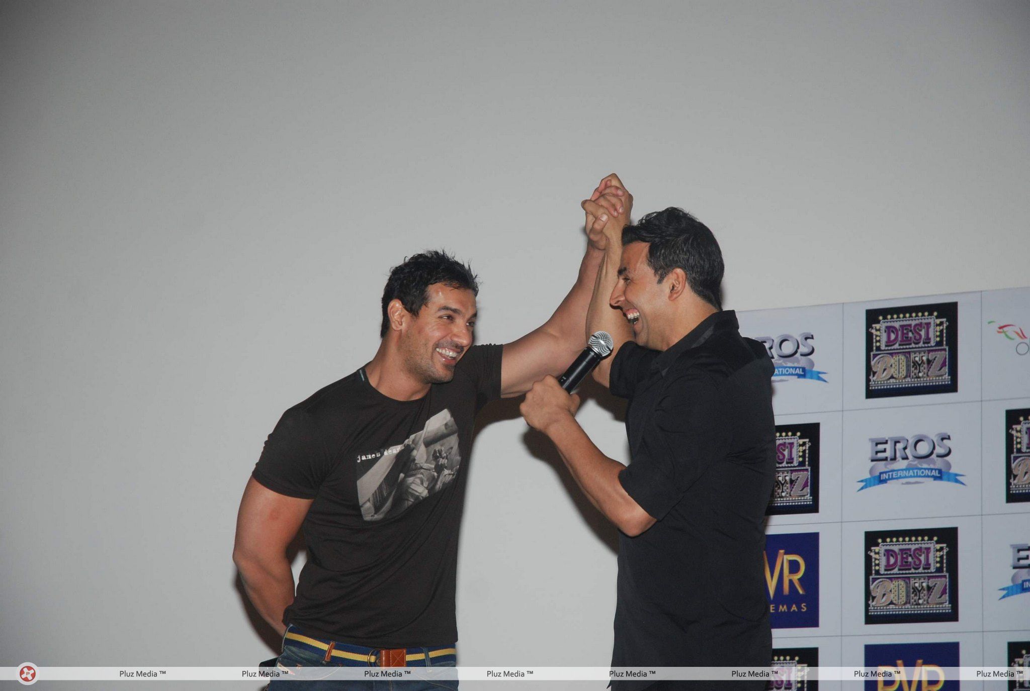 Akshay and John Promotes Desi Boyz at Oberoi Mall - Pictures | Picture 131064